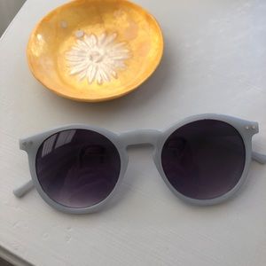 Light blue round sunglasses